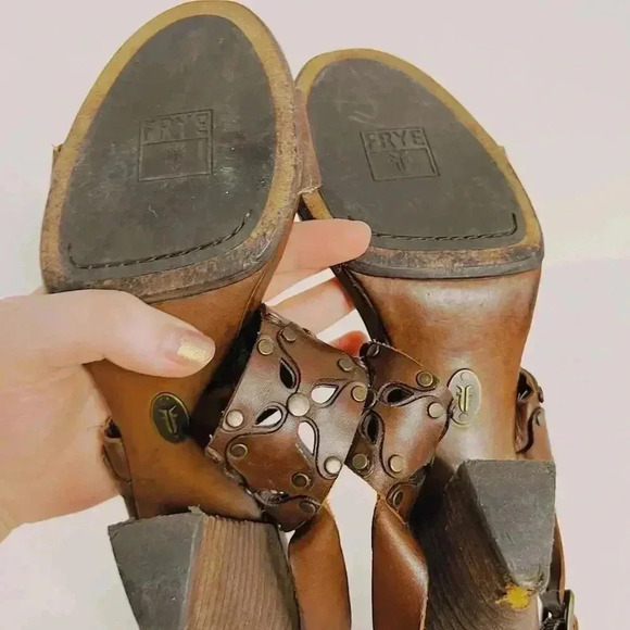 Frye Skye Sandals Brown Leather Chunky Heels Flower Cutouts Rivets Size 9 - Picture 12 of 14